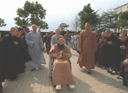 23 印顺导师莅临本院,全体师生列队合掌欢迎,导师微笑合十回礼.